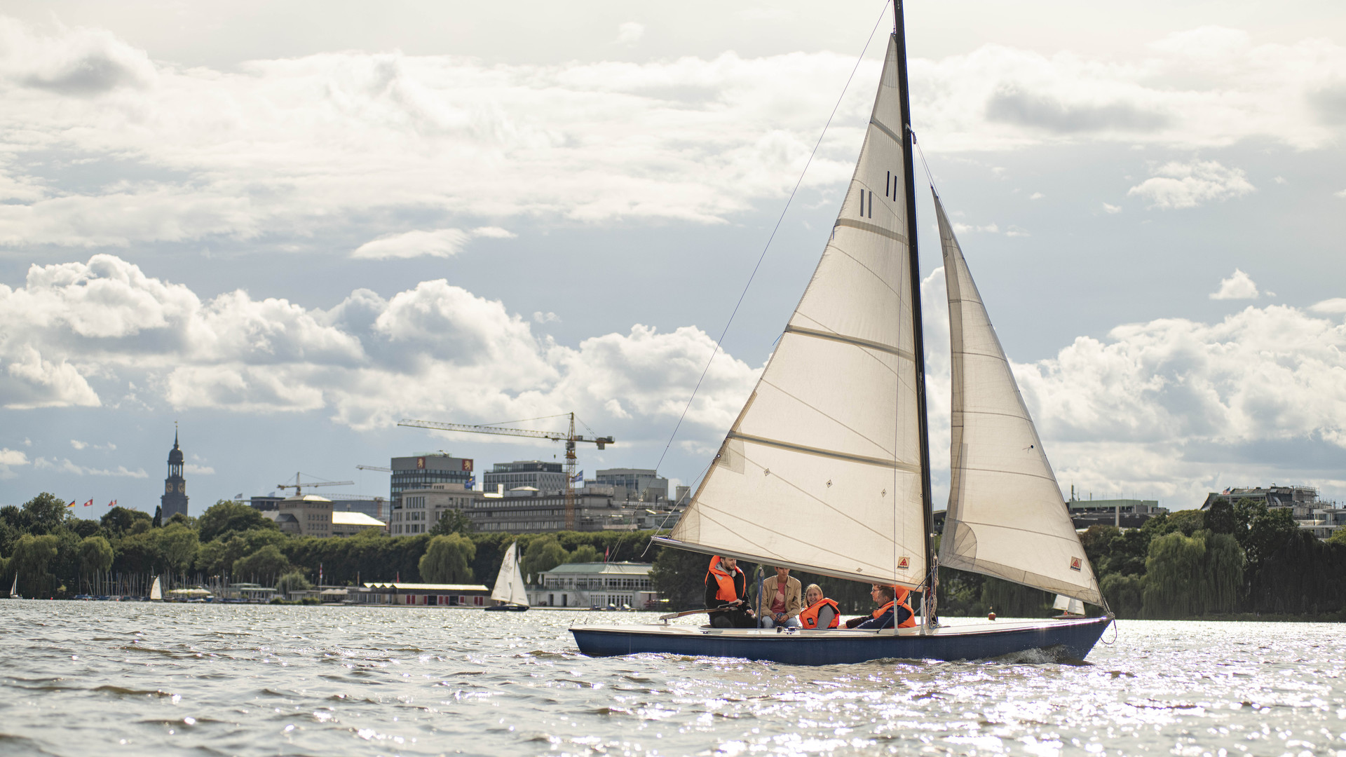 Ein Segelboot auf der Alster in Hamburg