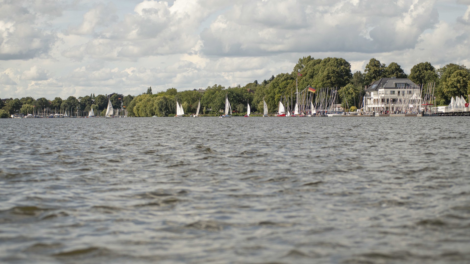 Die Alster in Hamburg mit Gebäuden im Hintergrund