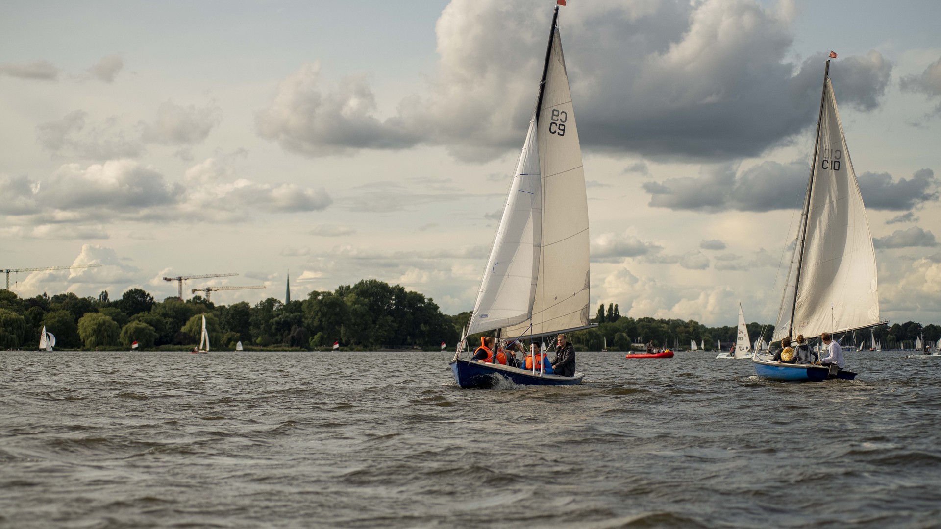 Zwei Segelboote auf der Alster in Hamburg