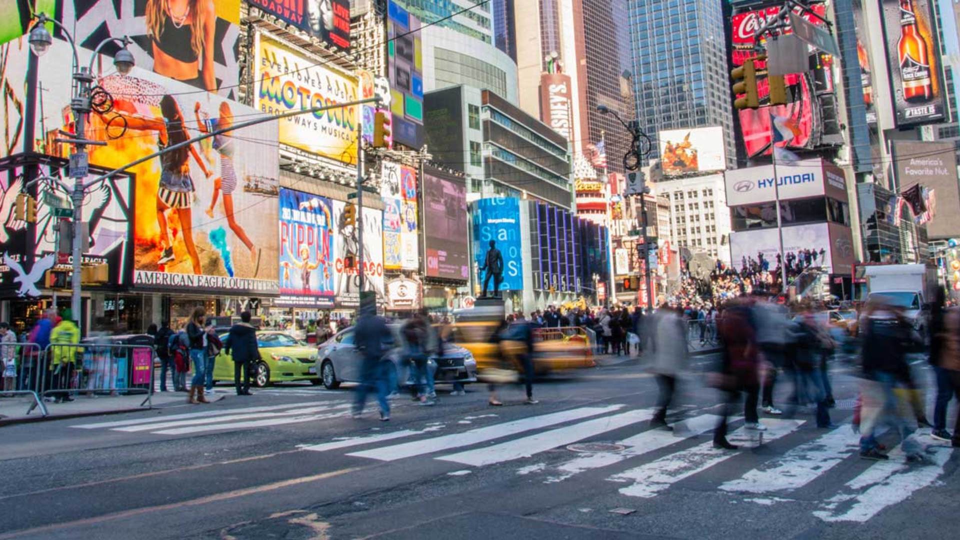 Eine Straßenszene am Times Square in New York