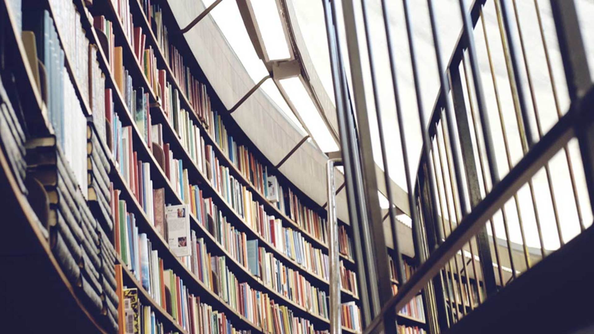 Regale mit Büchern in einer Bibliothek