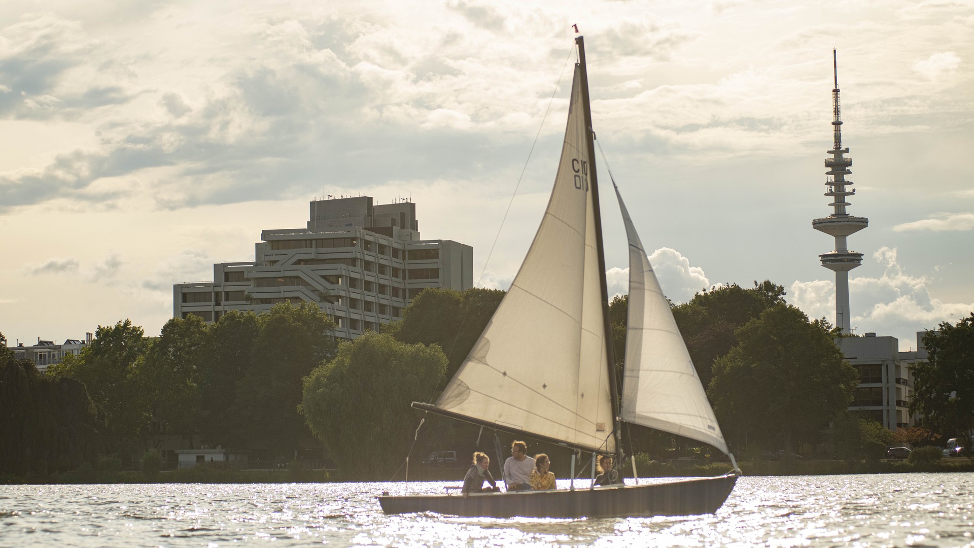 Ein Segelboot auf der Alster in Hamburg mit dem Fernsehturm im Hintergrund