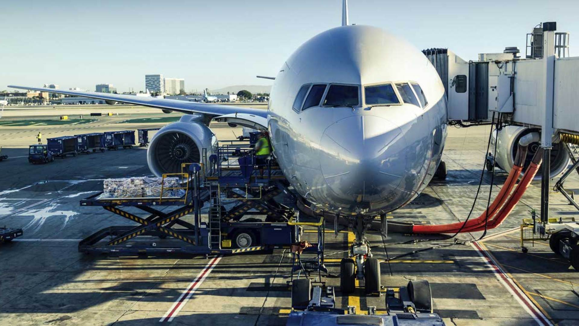Ein Flugzeug mit einer Zugangsbrücke auf einem Rollfeld